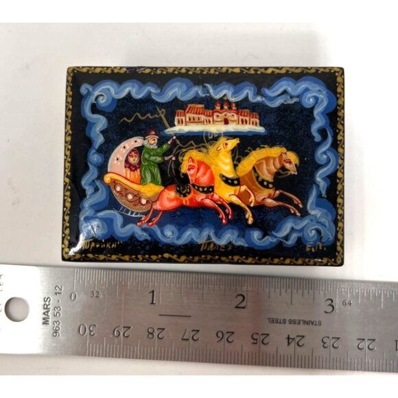 Vintage Russian Hand Painted Lacquer Trinket Box Troika Fairy Tale Red  2" x 3" - Picture 9 of 10
